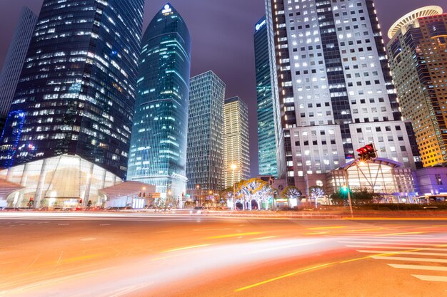 Glow Road con edifici moderni nella zona finanziaria e commerciale di shanghai di notte
