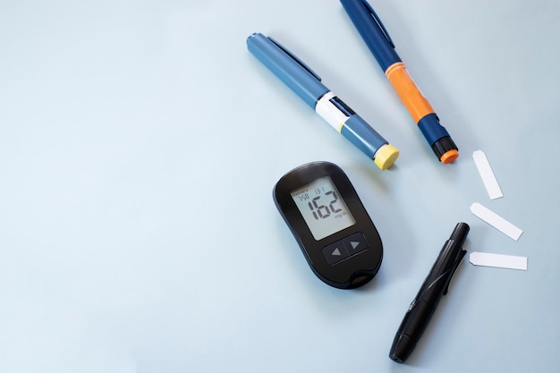 Glucometro digitale e penna per insulina