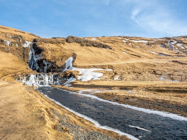 Gluggafoss grande cascata nella stagione invernale sotto il cielo blu in Islanda