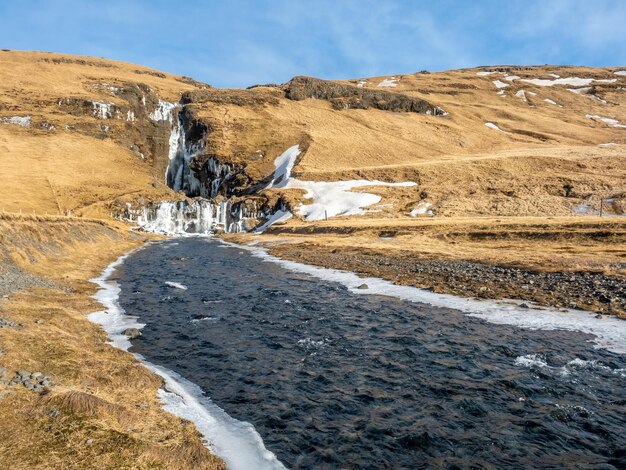 Gluggafoss grande cascata nella stagione invernale sotto il cielo blu in Islanda