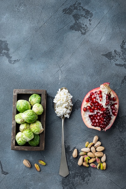 Gnarly aglio ingredienti di Bruxelles, su sfondo grigio, vista dall'alto con spazio per il testo