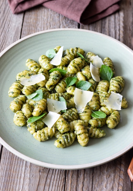 Gnocchi al pesto basilico e parmigiano Cibo sano Cibo vegetariano Dieta