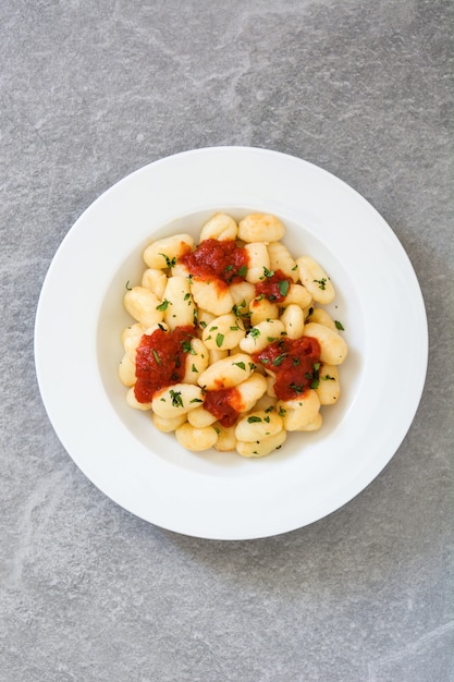 Gnocchi al pomodoro su pietra grigia