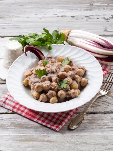 Gnocchi al sugo di cicoria e ricotta