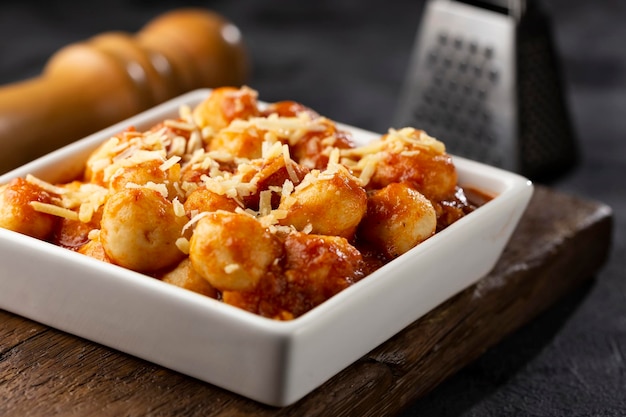 Gnocchi al sugo di pomodoro e parmigiano grattugiato