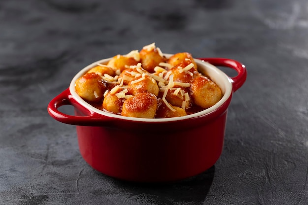 Gnocchi al sugo di pomodoro e parmigiano grattugiato