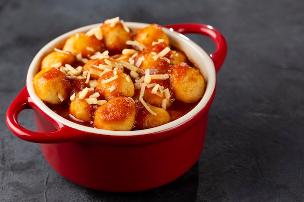 Gnocchi al sugo di pomodoro e parmigiano grattugiato