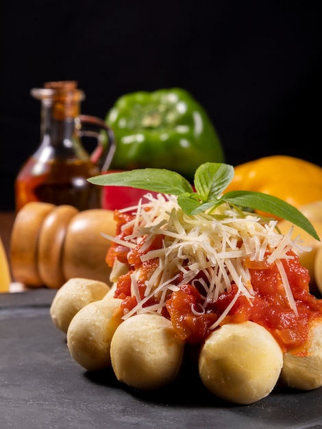 Gnocchi al sugo naturale di pomodoro biologico senza pesticidi con parmigiano grattugiato e foglie di basilico..