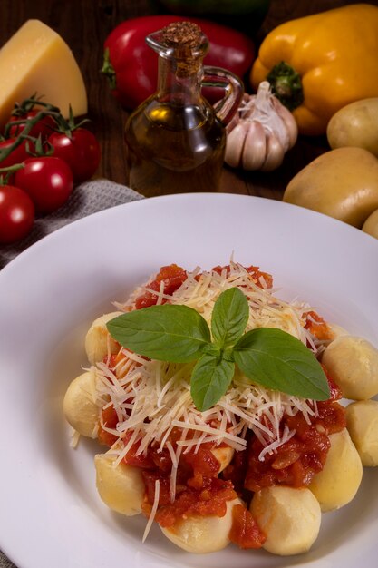 Gnocchi al sugo naturale di pomodoro biologico senza pesticidi con parmigiano grattugiato e foglie di basilico..