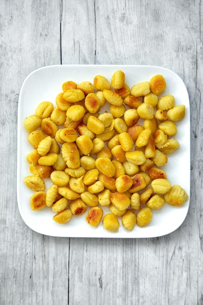 Gnocchi all'aglio fritti nel burro