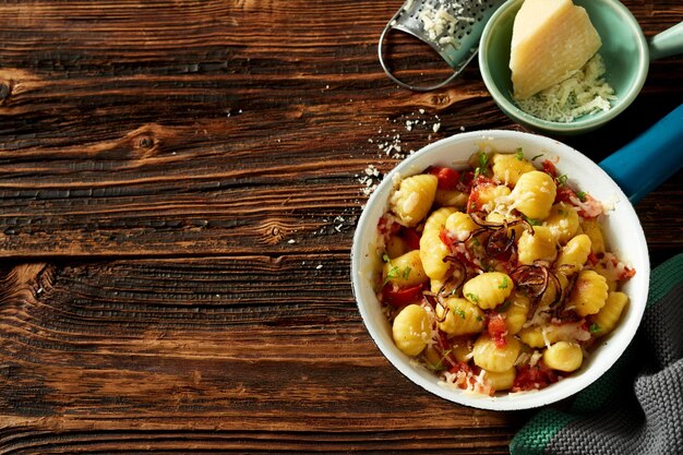 Gnocchi appetitosi con pomodori e formaggio