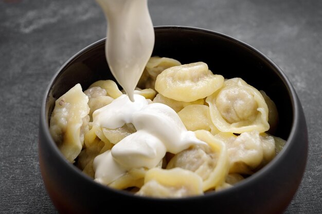 Gnocchi bolliti con carne in una pentola