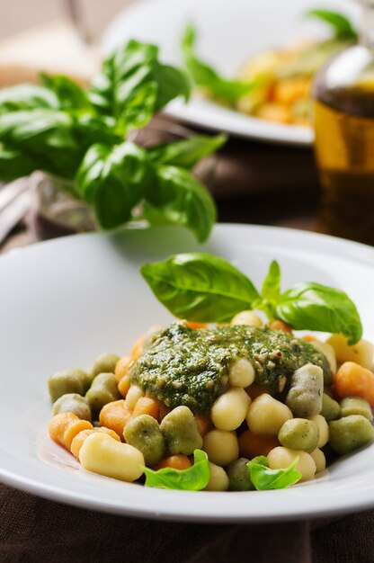 Gnocchi colorati al pesto