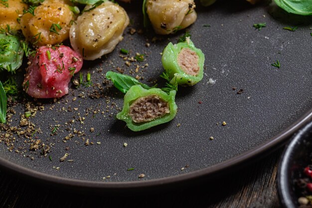 gnocchi colorati in una ciotola con salsa