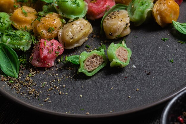 gnocchi colorati in una ciotola con salsa