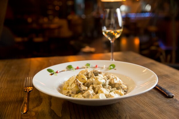 Gnocchi con carne di tacchino e funghi porcini in salsa di panna