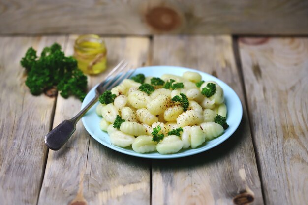 Gnocchi con olio d'oliva e spezie su un piatto.