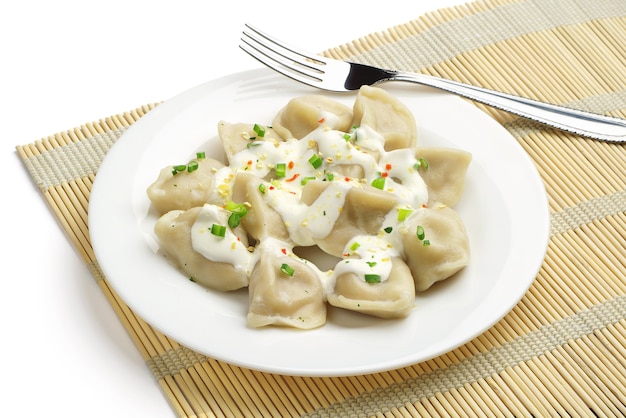 Gnocchi con panna acida su un piatto