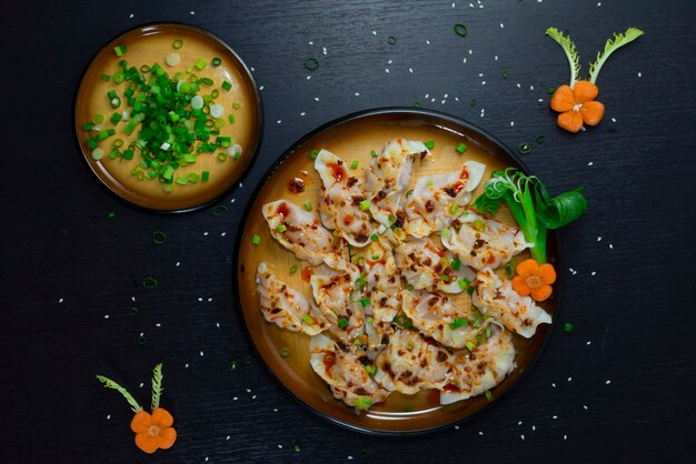 Gnocchi con ricetta di maiale e verdure asiatiche