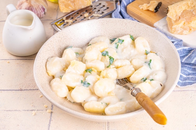 Gnocchi con salsa cremosa bianca