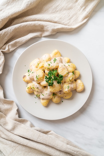 Gnocchi con salsa di crema di funghi e formaggio