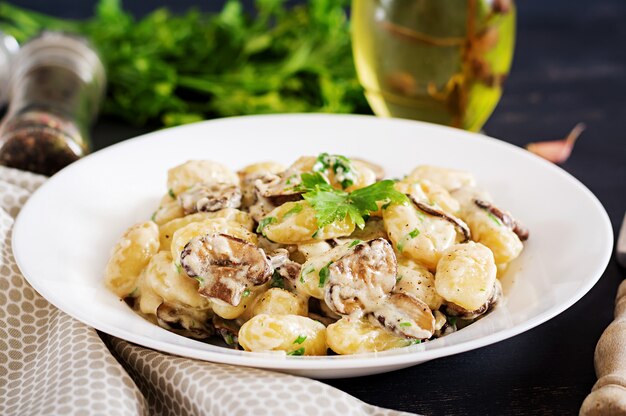 Gnocchi con salsa di crema di funghi e prezzemolo in una ciotola