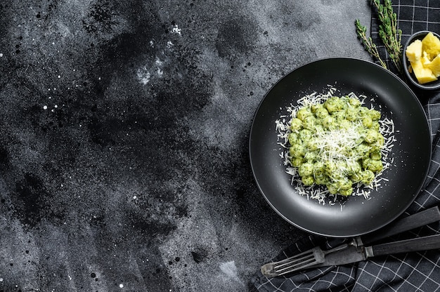 Gnocchi con salsa di spinaci al basilico e parmigiano