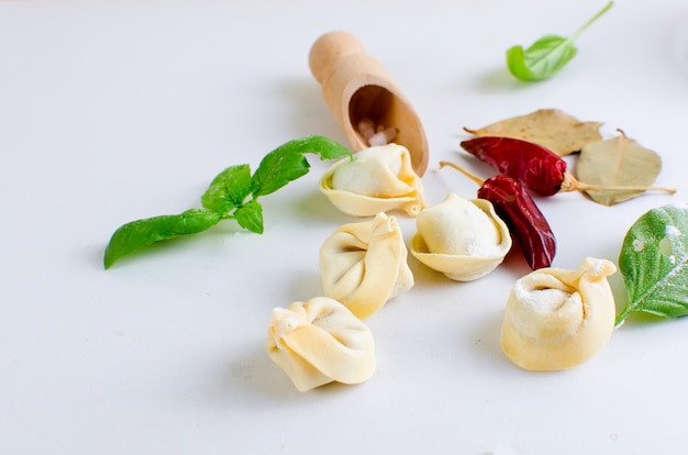 Gnocchi crudi con carne con farina