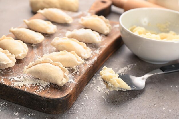 Gnocchi crudi con patate sul primo piano del bordo di legno