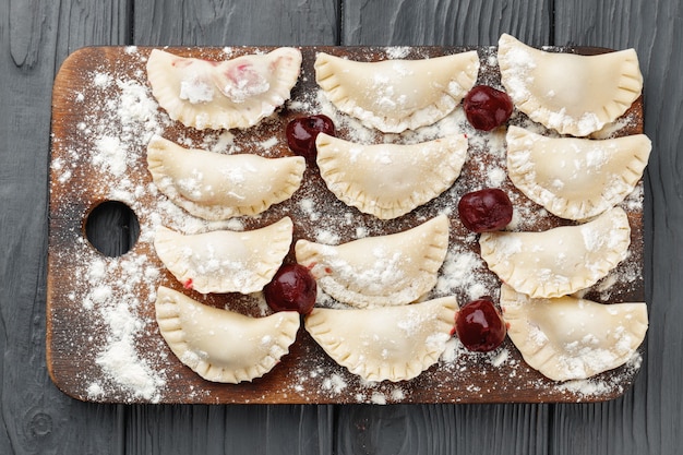 Gnocchi crudi crudi sulla tavola di legno sul tavolo