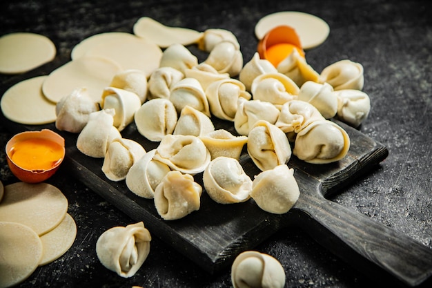 Gnocchi crudi su tavola da taglio con uova