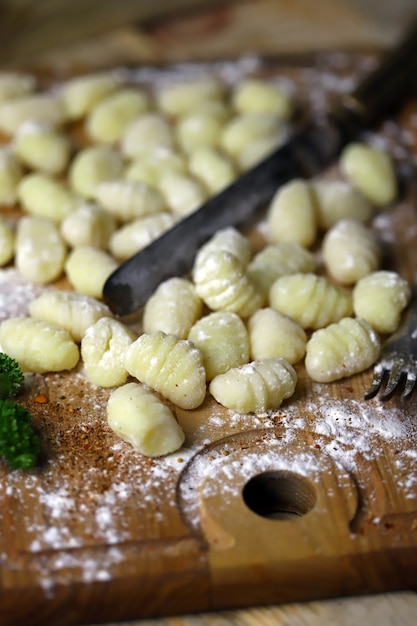 Gnocchi crudi su una tavola di legno.