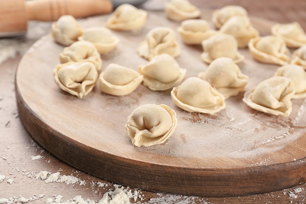 Gnocchi crudi sul primo piano della tavola di legno