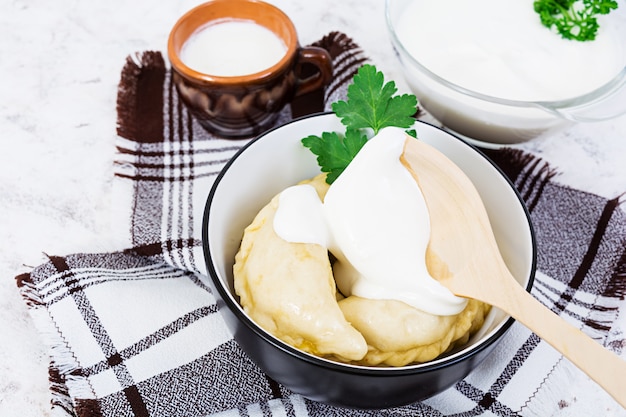 Gnocchi deliziosi con cavolo su bianco.