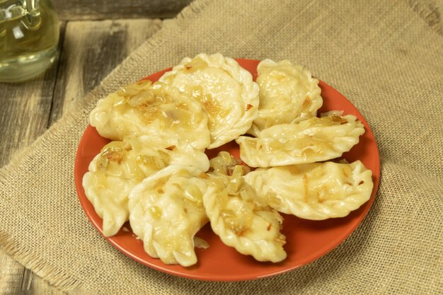 Gnocchi deliziosi e preparati al momento su un piatto