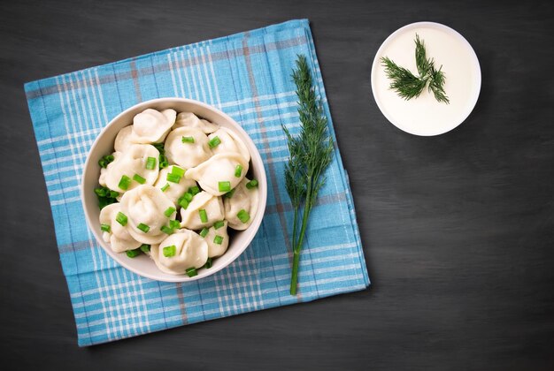 Gnocchi di carne Gnocchi russi Gnocchi con carne su un piatto su sfondo nero