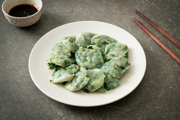 gnocchi di erba cipollina al vapore con salsa - stile asiatico