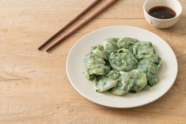 Gnocchi di erba cipollina al vapore con salsa