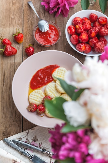 Gnocchi di farina di riso e ricotta con fragola snocciolata