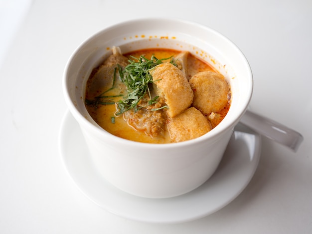 Gnocchi di gamberetti Laksa in ciotola bianca sul tavolo.