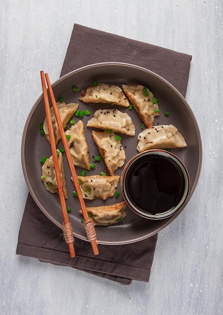 Gnocchi di Gyoza giapponesi fritti con salsa vista dall'alto senza messa a fuoco selettiva colorata di persone