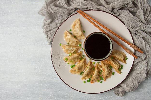 Gnocchi di Gyoza giapponesi fritti con salsa vista dall'alto senza messa a fuoco selettiva colorata di persone