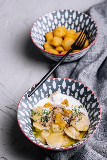 Gnocchi di mare cinesi guarniti con caviale di luccio