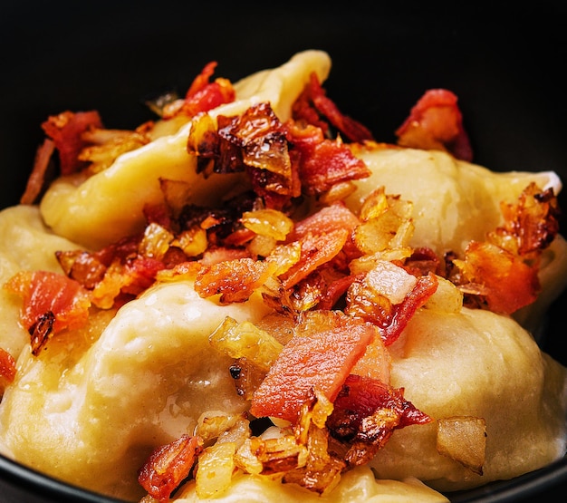 Gnocchi di patate al forno con pancetta e cipolle fritte