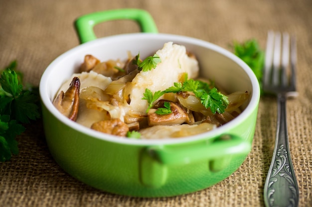 Gnocchi di patate con cipolla e funghi in un piatto