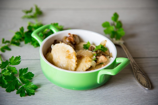 Gnocchi di patate con cipolla e funghi in un piatto