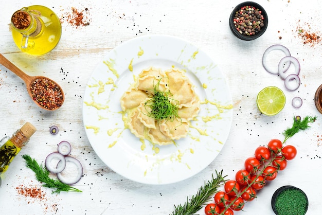 Gnocchi di patate con panna acida Cucina ucraina Vista dall'alto spazio libero per il testo Stile rustico