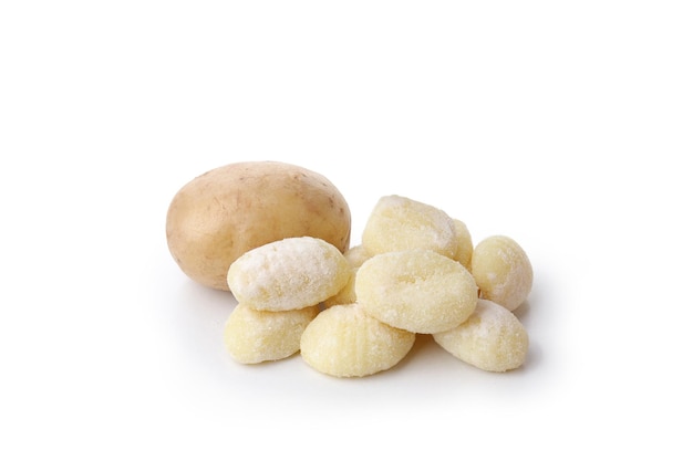 Gnocchi di patate crudi e patate isolati su sfondo bianco