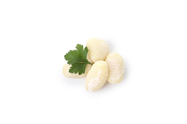 Gnocchi di patate crudi isolati su sfondo bianco