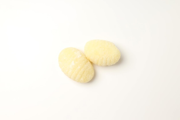 Gnocchi di patate crudi su sfondo bianco, primi piani